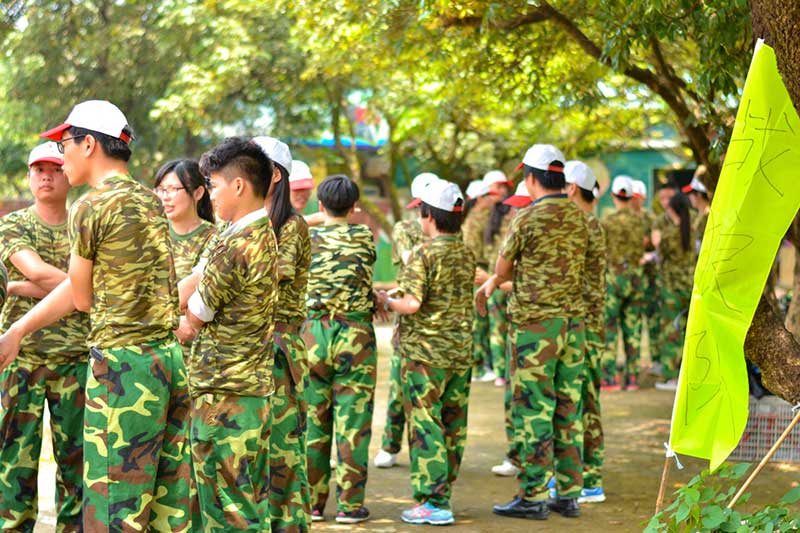 圖2 各個團(tuán)隊在努力完成“解手鏈”任務(wù)