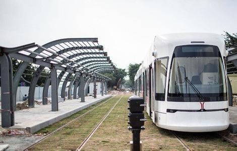 圖2 有軌電車(chē)