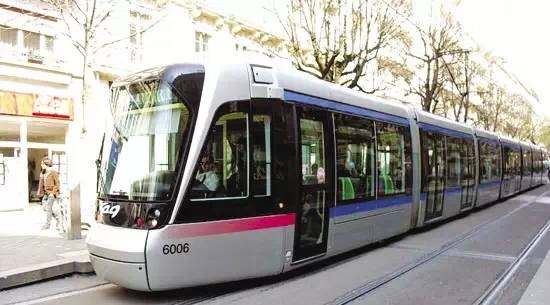 圖4 有軌電車(chē)