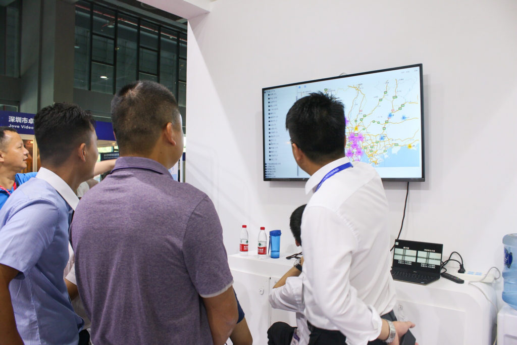 圖4 市場總監(jiān)彭金偉向參觀者介紹業(yè)務地圖（成果展示平臺）