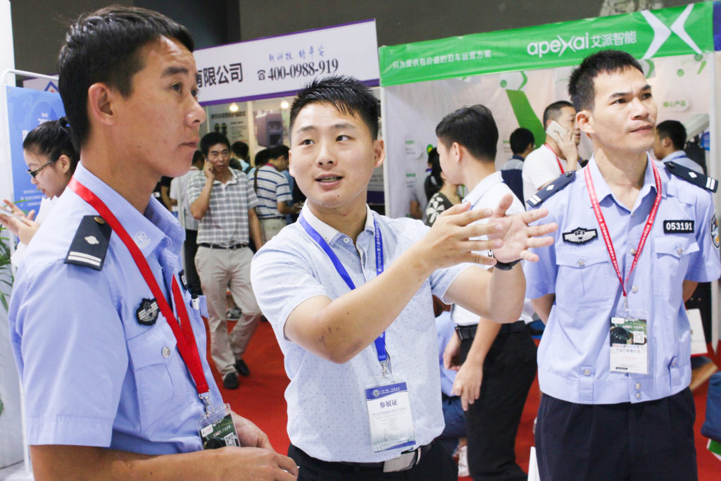 圖6 振業(yè)優(yōu)控工作人員向交警介紹業(yè)務