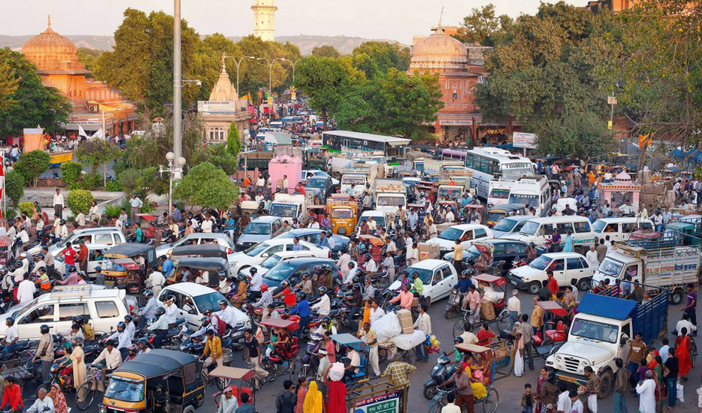 圖1 無信號燈控制路口的沖突狀況（圖片來源網(wǎng)絡(luò)）