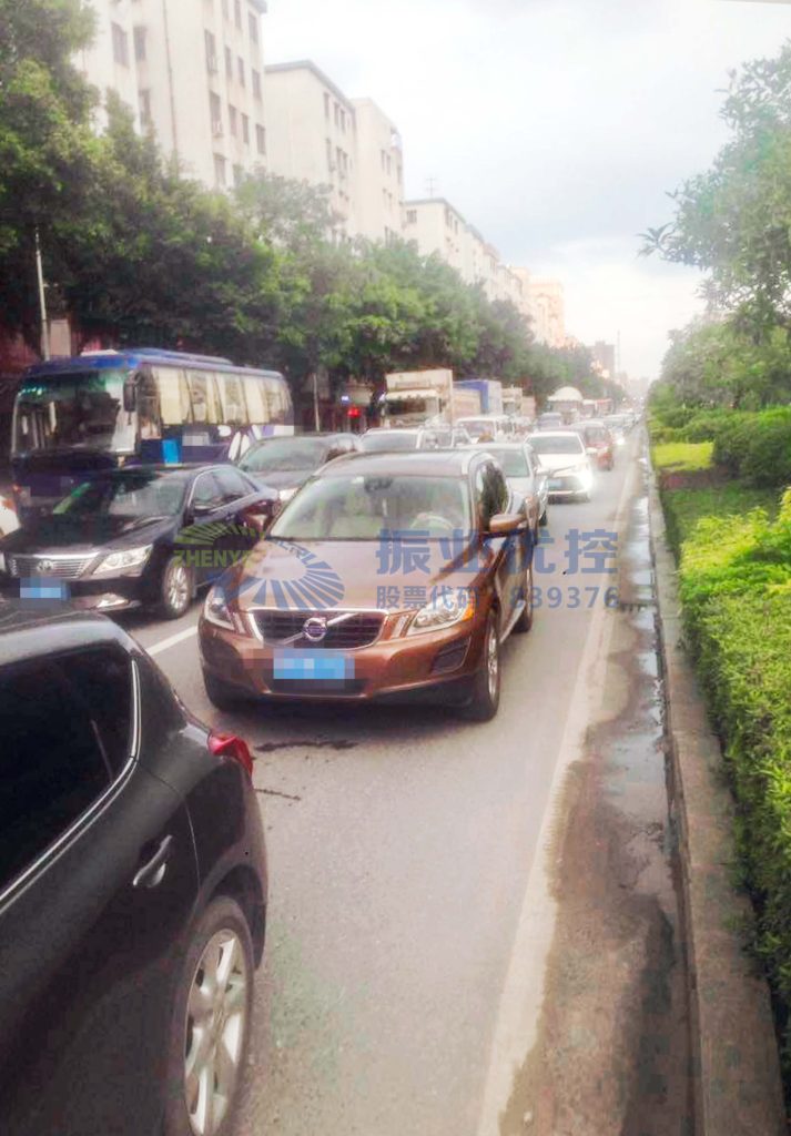 圖3 晚高峰時(shí)段，南進(jìn)口車流排隊(duì)實(shí)景圖