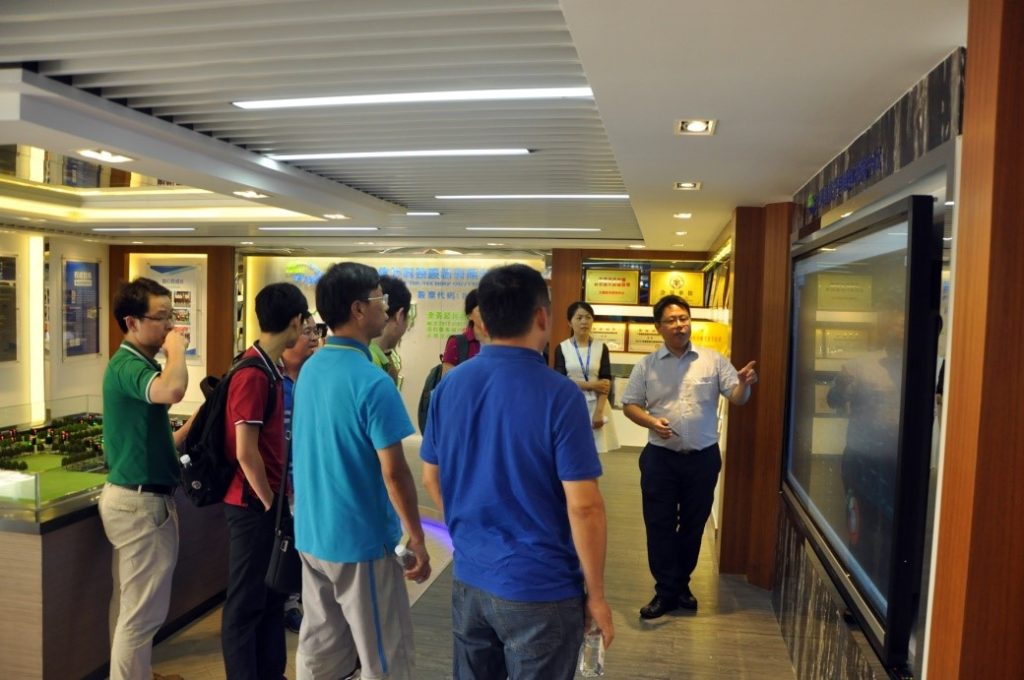 圖1 中山大學(xué)數(shù)學(xué)學(xué)院領(lǐng)導(dǎo)及老師參觀公司總部
