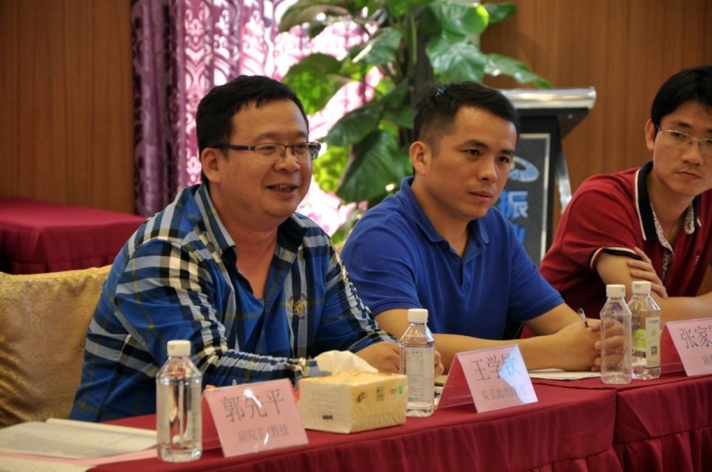 圖4 數(shù)學(xué)學(xué)院院長(zhǎng)助理王學(xué)欽教授發(fā)言（左一）