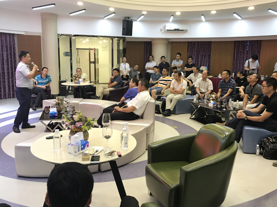 圖2 振業(yè)優(yōu)控CEO陳寧寧發(fā)表歡迎致辭