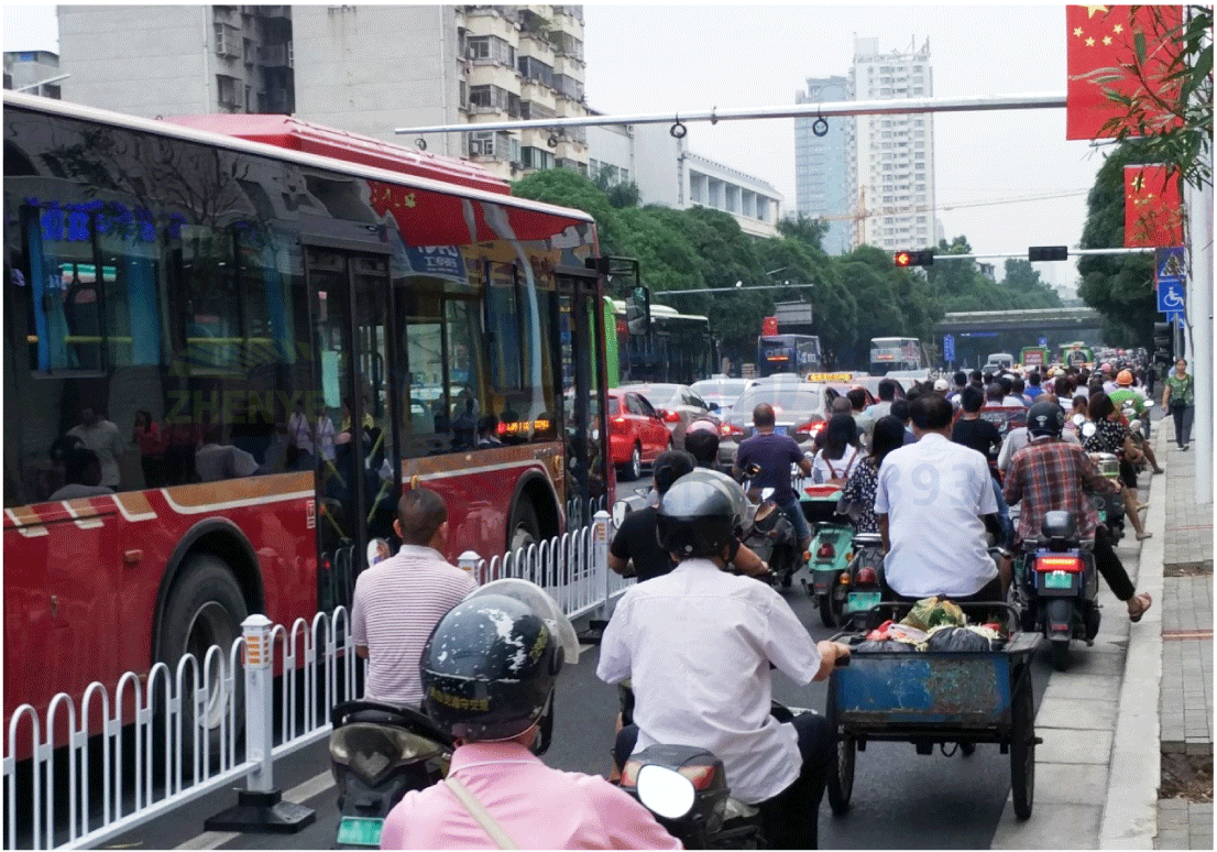 西進口非機動車排隊情況