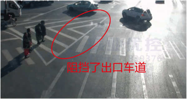 圖7 標線渠化島施畫不規(guī)范