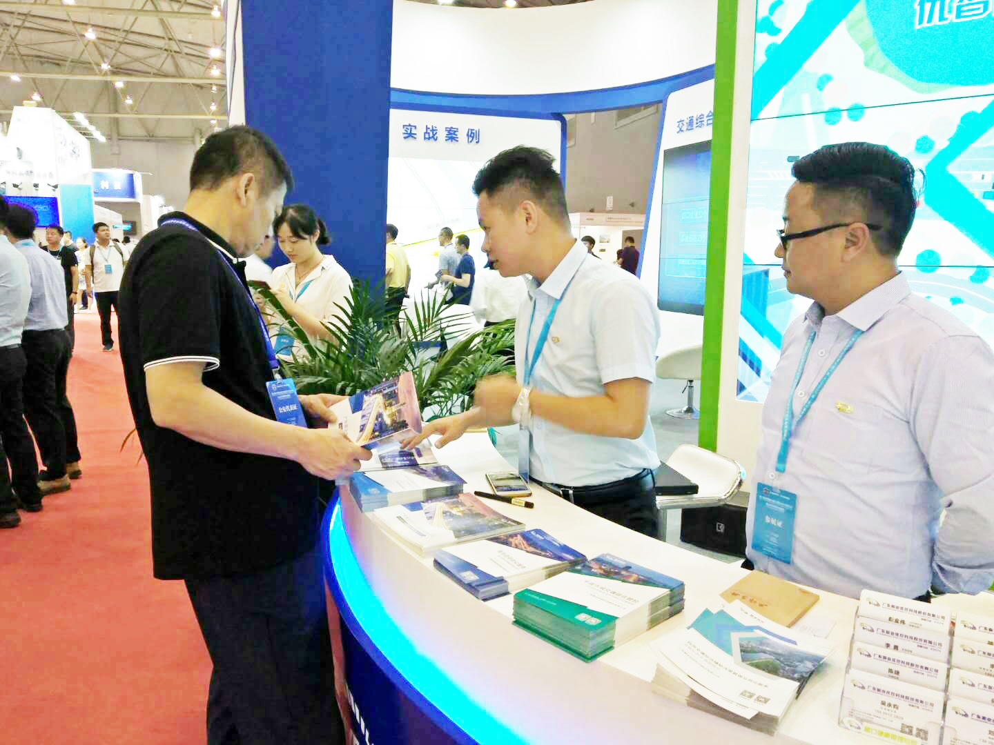 圖6 向嘉賓介紹季刊