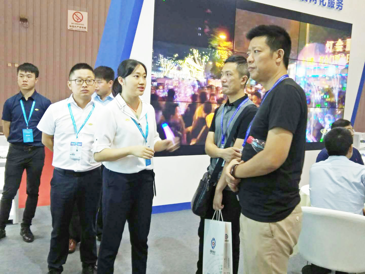 圖9 向嘉賓介紹我司業(yè)務(wù)