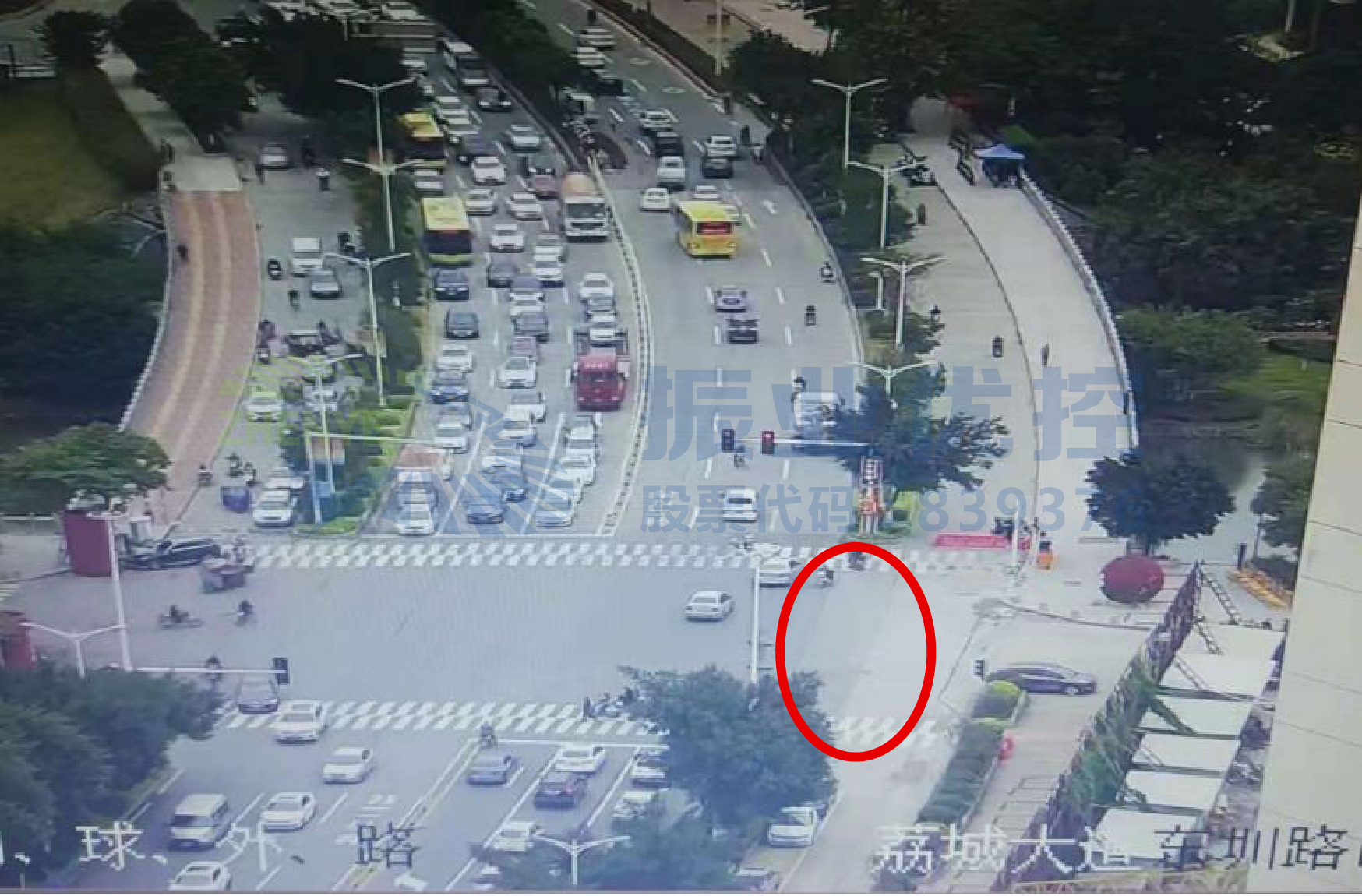 圖3 東進口施工未用護欄進行封閉