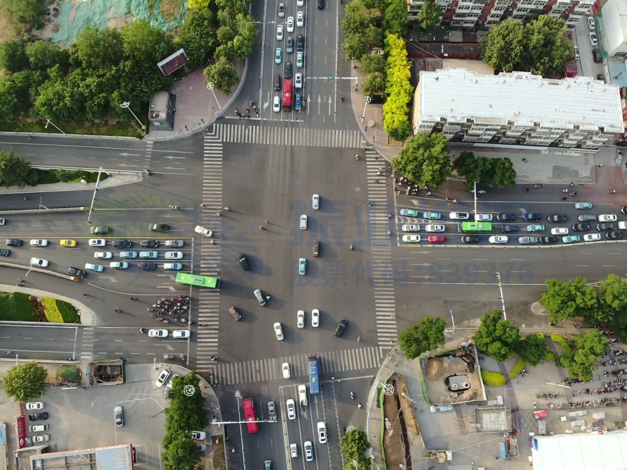 圖7 左轉非機動車與機動車搶道