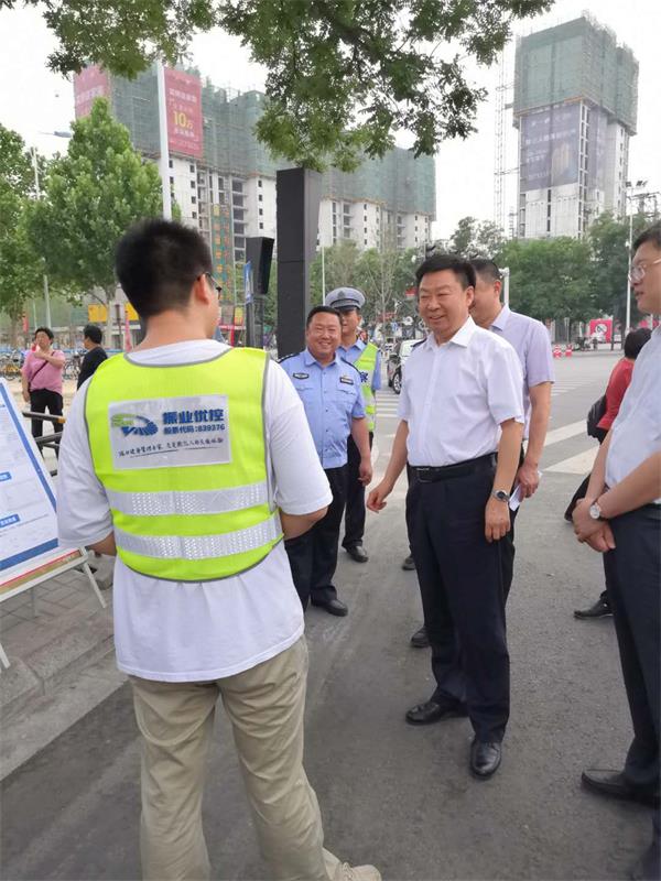 振業(yè)優(yōu)控技術人員匯報交通優(yōu)化方案