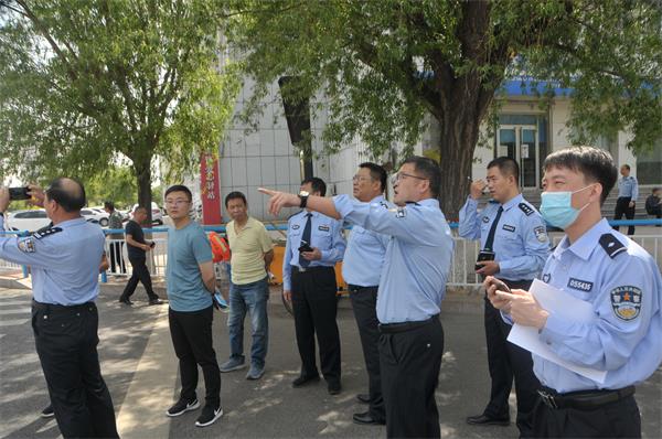 觀摩市區(qū)道路情況