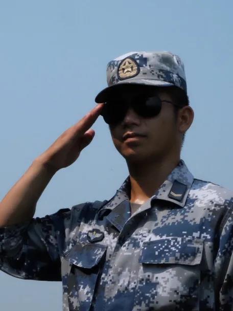 圖2 李嘉霖軍裝照