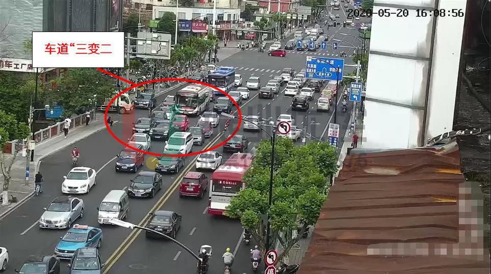 圖6 車道“由三變二”，形成道路瓶頸