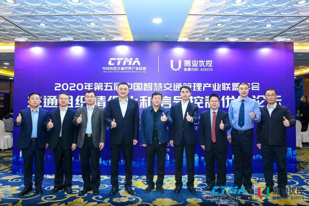 右三：CEO陳寧寧博士，右一：副總裁洪波