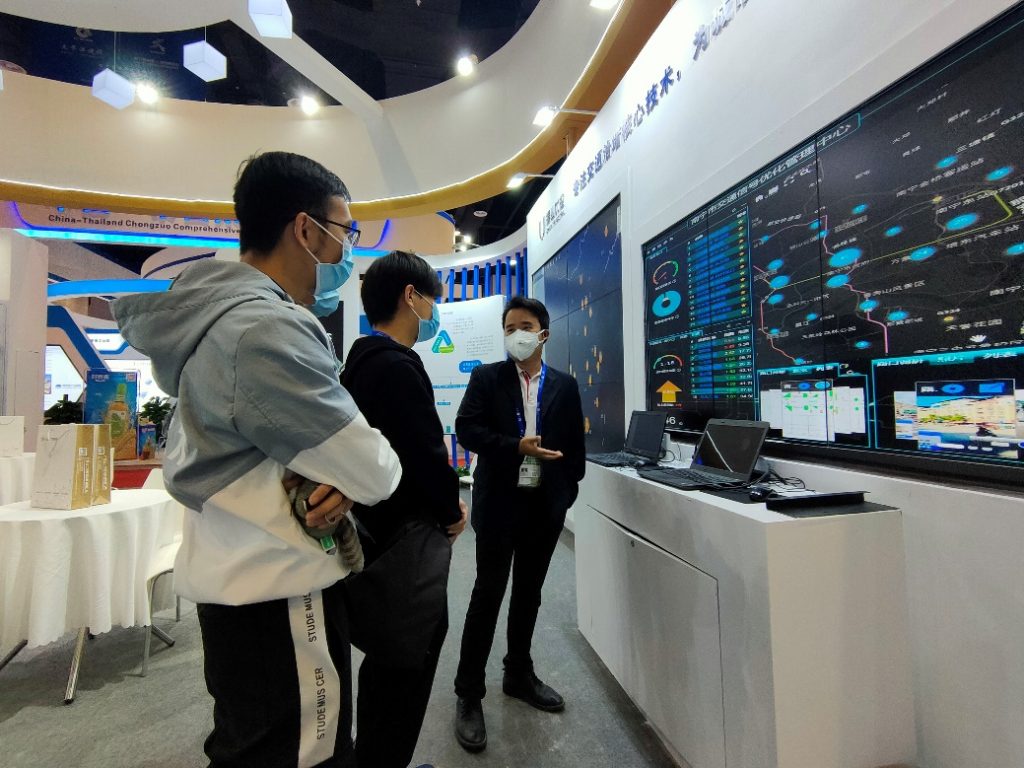 振業(yè)優(yōu)控廣西片區(qū)負(fù)責(zé)人黃德楓向客人介紹南寧項(xiàng)目