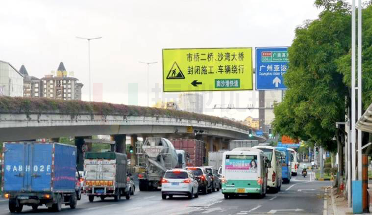 圖5 施工繞行標志提示