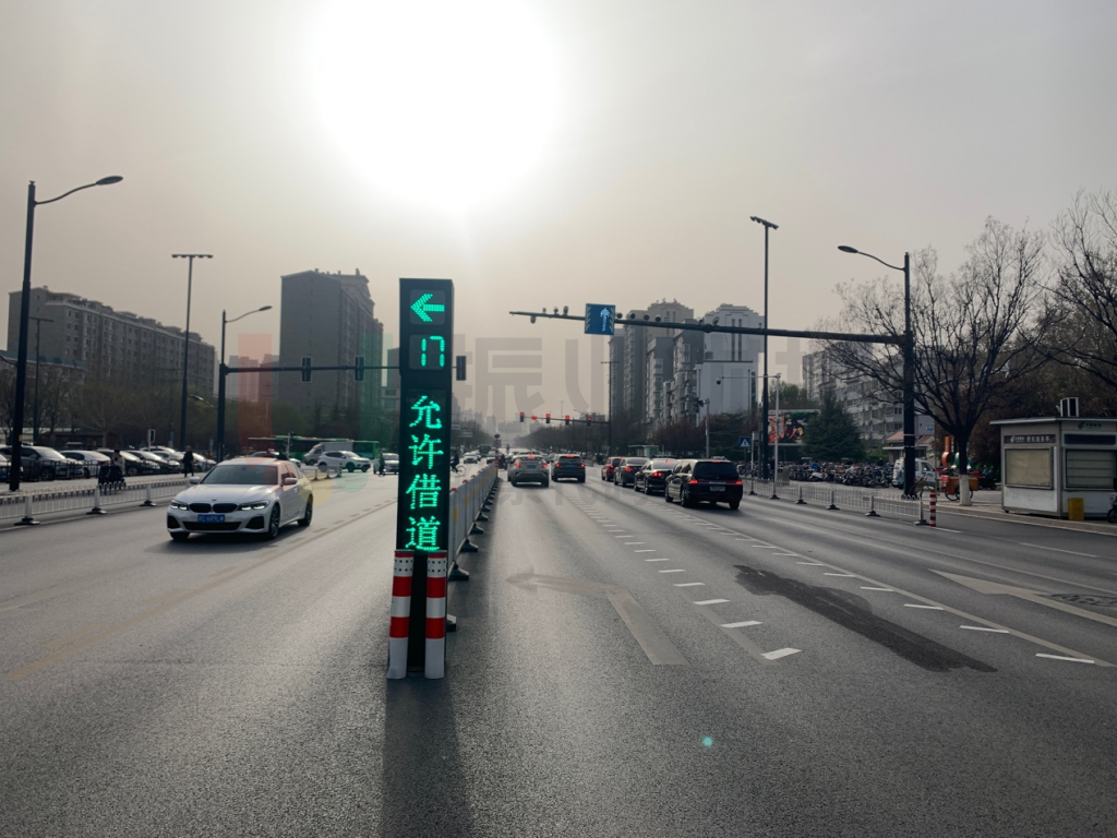 圖6 平峰期間開(kāi)啟借道左轉(zhuǎn)及可變車道LED屏顯示直行