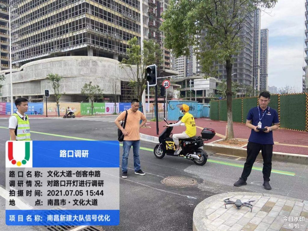 振業(yè)優(yōu)控交通治堵專(zhuān)業(yè)技術(shù)團(tuán)隊(duì)進(jìn)行路口調(diào)研