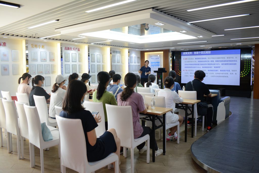 品牌策劃部總監(jiān)修甜甜介紹公司情況