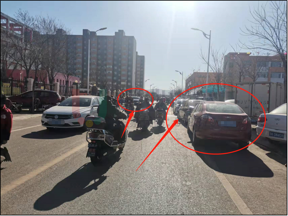 圖4 車輛駛?cè)雽W(xué)校路段停滯不前