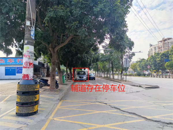 圖3 學(xué)校門前輔道存在停車位